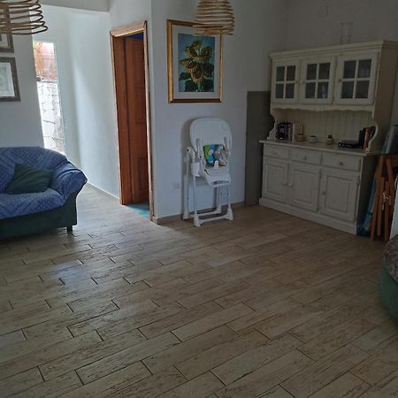 Villetta Ludovica Solanas  Buitenkant foto